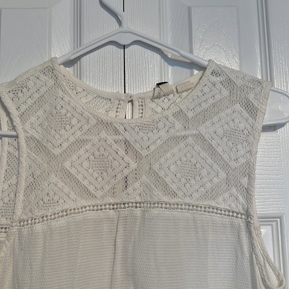 Cute summer vibe top with lace and open back - Picture 2 of 4